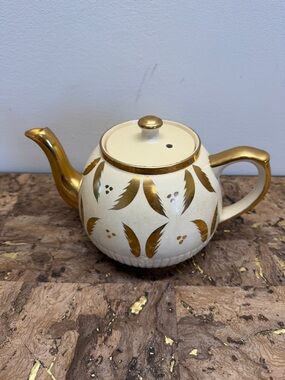 Ellgreave Vintage White and Gold Decorative Teapot 1950’s England - Rare 💝